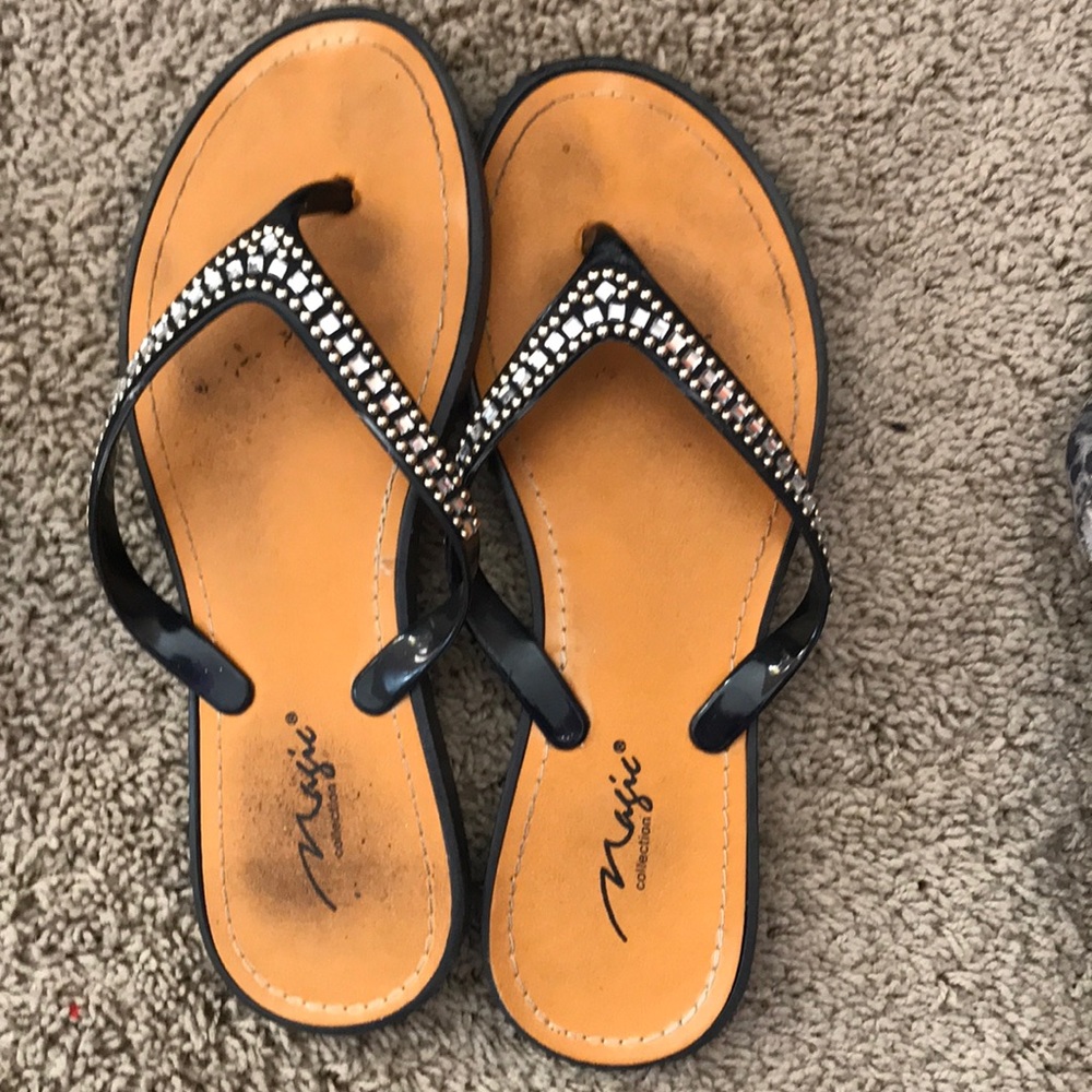 Black flip-flops with studs